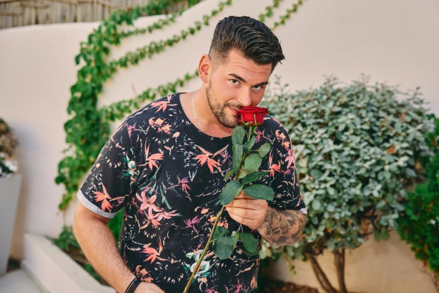 Ioannis hat einen klaren Heimvorteil! Schließlich hat der 30-Jährige griechische Wurzeln und kennt vor allem Kreta in- und auswendig. Er besucht die Sonneninsel mehrmals im Jahr und könnte bei der Bachelorette mit seinem Wissen über Land und Leute punkten. Einen Spickzettel hat er immer dabei, denn seinen linken Arm zieren zahlreiche Bilder der griechischen Mythologie. Janni – so der Spitzname des Servicetechnikers – ist ein absoluter Gefühlsmensch und trägt sein Herz auf der Zunge. Er ist ehrlich, offen und direkt und genau das erwartet er auch von der Frau an seiner Seite. Seine Partnerin sollte gleichzeitig seine beste Freundin sein und alles über ihn wissen. Hin und wieder sollte sie ihn aber auch auf den Boden der Tatsachen zurückholen, denn der Grieche ist meist für jeden Unfug zu haben. Ihm einen Wunsch abzuschlagen dürfte allerdings schwerfallen – schließlich weiß Ioannis sein Lächeln gekonnt bei der Damenwelt einzusetzen.
Mit der Frau fürs Leben hätte der Viersener gerne viel Zeit, um die Welt zu bereisen – ob er auf seiner Reise nach Kreta schon seine Traumfrau kennenlernen wird?