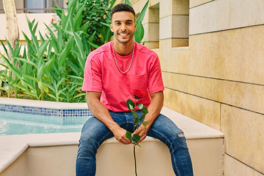 Lebensfreude, Charme und ein Hüftschwung, der seinesgleichen sucht – damit kann Manuel punkten. Der 25-Jährige ist auf Teneriffa aufgewachsen und hat dort die Sonnenseite des Lebens kennengelernt. Sein Talent und die Liebe fürs Tanzen hat ihm seine kubanische Mama in die Wiege gelegt – und ihm damit einen klaren Flirtvorteil verschafft. Denn wenn Manuel zeigt, was er auf der Tanzfläche draufhat, fliegen ihm häufig die Frauenherzen zu. Zwar ist er anfangs oft schüchtern, doch sobald er heiße Rhythmen hört, taut er sofort auf. Auch der Bachelorette würde er gerne bei einem Tanz näherkommen. Seine Traumfrau sollte genau wie er selbst positiv und lebensfroh sein, allerdings sollte sie auch eine gewisse Portion Realitätsnähe mitbringen. Schließlich sucht der Fitnesstrainer eine Partnerin, mit der er seinen Alltag teilen und genießen kann: