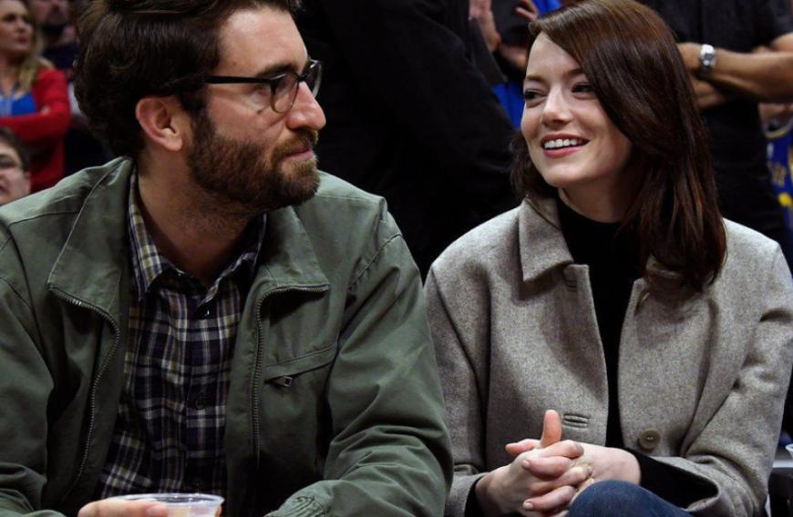 Paparazzi-Bilder zeigen Emma Stone in einer XXL-Latzhose, unter der sich ein Babybauch abzuzeichnen scheint. Weiteren Spekulationen zufolge hat sie ihrem Verlobten Dave McCary (l.) bereits das Jawort gegeben.