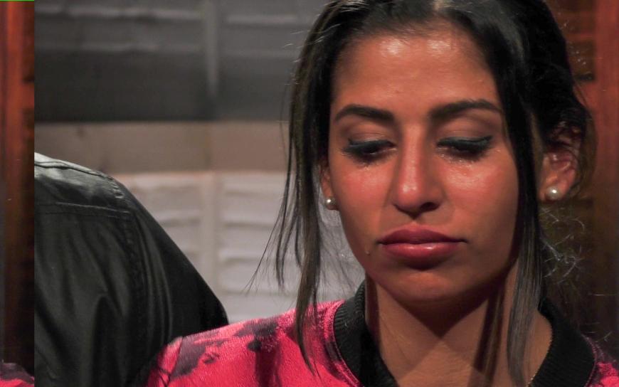 Eva leidet an kreisrundem Haarausfall. Durch das „Sommerhaus” wurde das Problem verschlimmert.