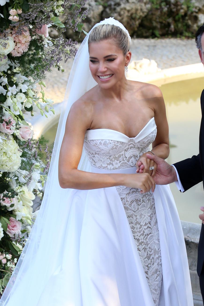 Sylvie hat sich für einen klassischen Brautlook entschieden. Die Spitze auf ihrem Brautkleid und der XXL-Schleier sind das absolute Highlight.