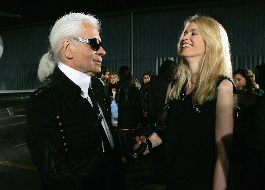 Während Vater Otto Lagerfeld (†85) sich nur aus geschäftlichen Gründen mit den Nazis abgab, sei dessen Frau Elisabeth (†81) eine überzeugte Nationalsozialistin gewesen. „Seine Karriere hätte womöglich anders verlaufen können, wäre das früher bekannt geworden“, orakelt der Autor.