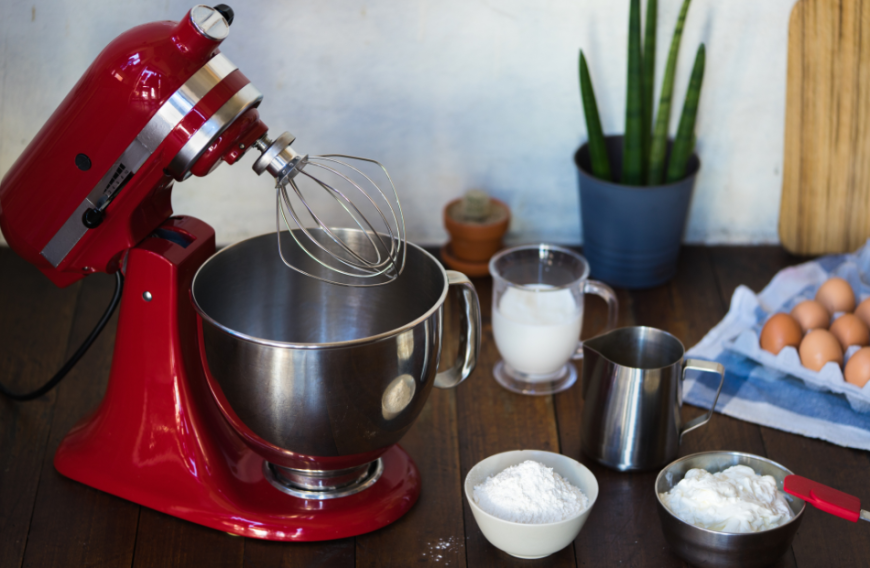 Mit einer Küchenmaschine können wir viel Zeit beim Kochen oder Backen sparen. Ein echter Geheimtipp ist die KitchenAid, die leider ein kleines Vermögen kostet. Wie gut, dass wir preiswerte Alternativen entdeckt haben ...