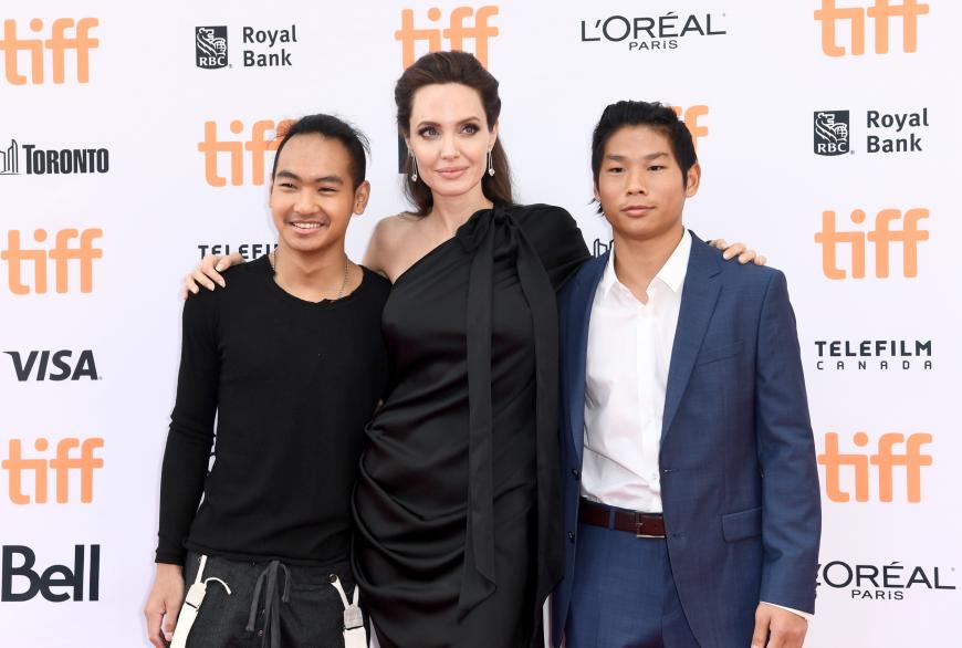 Seit der Trennung von Angelina Jolie (M.) vor vier Jahren hat Maddox (l.) kein Wort mehr mit Papa Brad gewechselt. Er steht zu seiner Mutter.