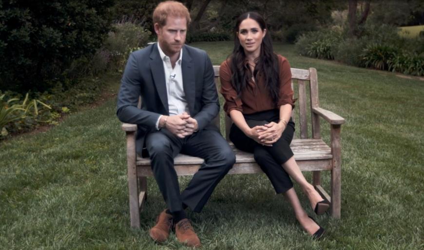 Eine Körpersprache-Expertin bemerkt, dass Meghan den größeren Teil der Bank einnimmt und Harry