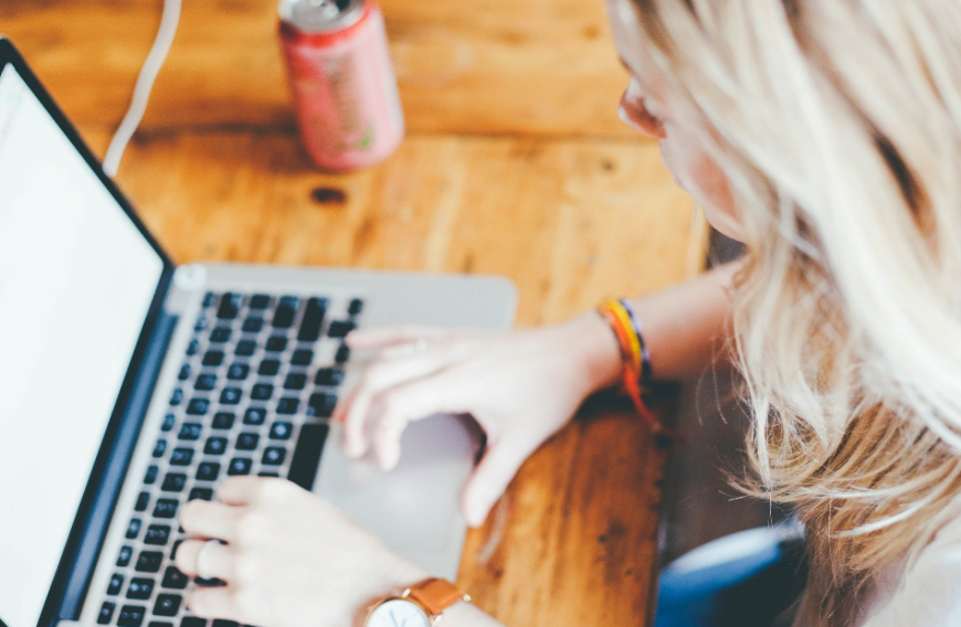 Um auch im Home Office in den notwendigen Arbeitsmodus zu kommen, ist das Outfit wichtig. Dieses sollte im besten Fall dem Look im Büroalltag angepasst sein.