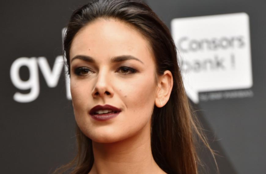 Im letzten Jahr überraschte Schauspielerin Janina Uhse ihre Fans und Follower: Für den GZSZ-Star haben ganz still und heimlich die Hochzeitsglocken geläutet.