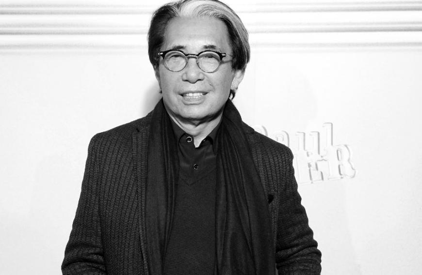 Traurige Nachrichten aus der Modewelt: Der japanische Designer Kenzo Takada starb Anfang Oktober 2020 im Alter von 81 Jahren an den Folgen einer Covid-19-Infektion. Wie sein Sprecher offiziell bestätigte, wurde der Modeschöpfer zuletzt in einem Krankenhaus in seiner Wahlheimat Paris behandelt. Mit seinem Modelabel