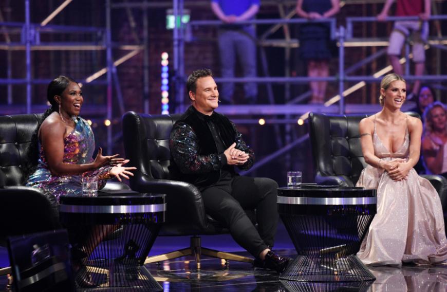 Vier Prominente performten unter aufwendigen Special-Effekts-Masken vor der Jury, bestehend aus Motsi Mabuse, Guido Maria Kretschmer und Michelle Hunziker (v.l.n.r.).