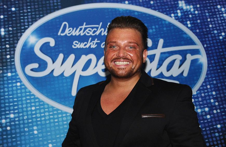 Fans fragten sich nun, wie es ohne die komplette Jury weitergehen soll – erste Gerüchte zogen ihre Kreise, dass eventuell Menowin Fröhlich als Ersatz sein Comeback bei DSDS feiern wird.