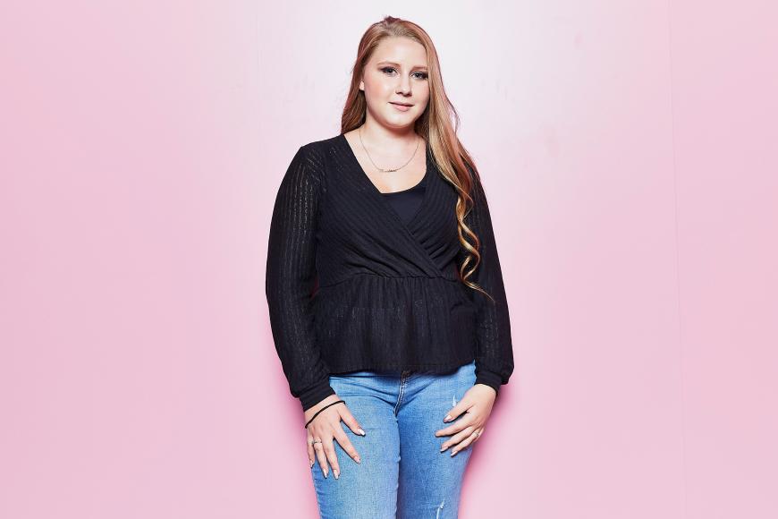 Loredana Wollny ist das Küken der XXL-Familie. Sie ist ein typischer Teenie und lässt sich nichts sagen und zickt oft rum. Aber sie kann auch total liebenswert sein. Ihr Vorbild ist ihre eigene Mutter. Süß!