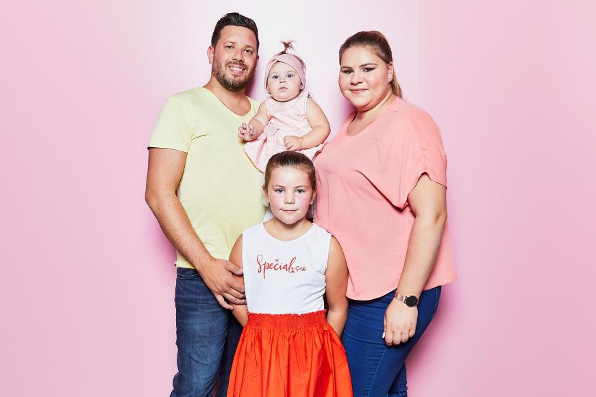 Tochter Sylvana Wollny ist selbst Mutter und daher sehr pflichtbewusst. Sie wurde an Silvester geboren und hat daher ihren Namen bekommen. Kreativ! Sylvana ist bodenständig und ihr Lieblingsessen ist Kartoffelpüree mit Sauerkraut. 2011 kam sie mit Flo zusammen, 2013 krönte Tochter Celina-Sophie ihre Liebe und im Juli 2019 machte Töchterchen Anastasia ihr Glück perfekt.