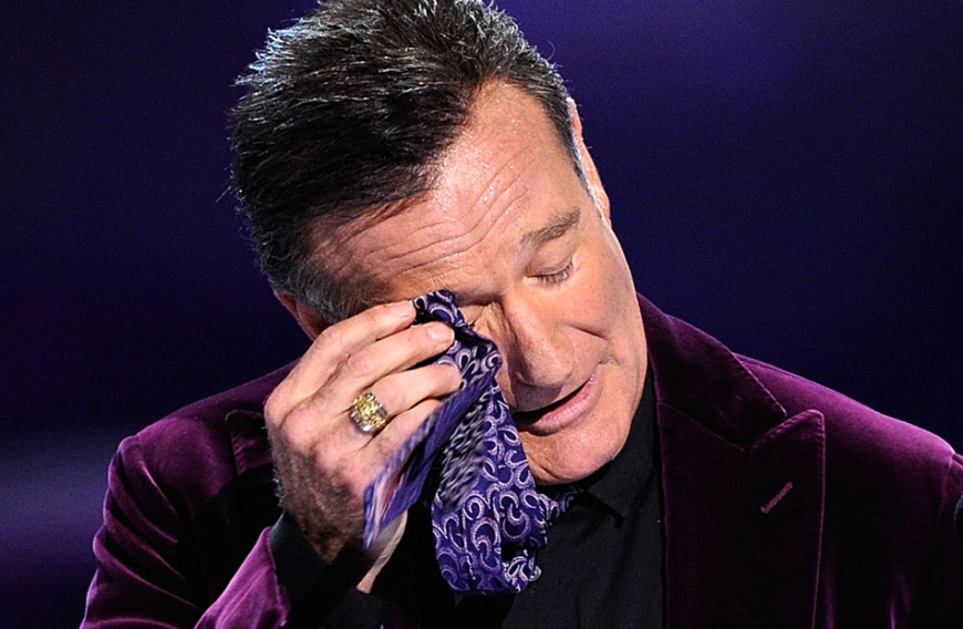 Er zauberte mit seinen Filmen Millionen von Zuschauern ein Lächeln ins Gesicht, doch er selbst aber war von tiefer Traurigkeit geplagt. Am 11. August 2014 nahm sich der beliebte Komiker und Hollywood-Star Robin Williams in seinem Haus in San Francisco das Leben. Er hinterließ seine dritte Ehefrau Susan Schneider und die drei Kinder Zelda, Zak und Cody.