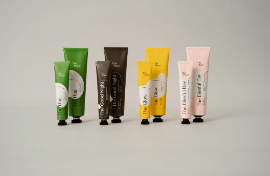 Die deutsche Brand This Place ist seit Oktober ganz neu auf dem Markt. Mit medizinischer Expertise wurden im Herzen von Berlin vier funktionale Cremes entwickelt, die neben 422 mg pflanzlichem CBD ausschließlich 100 Prozent natürliche Inhaltsstoffe enthalten. Die Produkte sind außerdem tierversuchsfrei und made in Berlin. Das Sortiment besteht aus