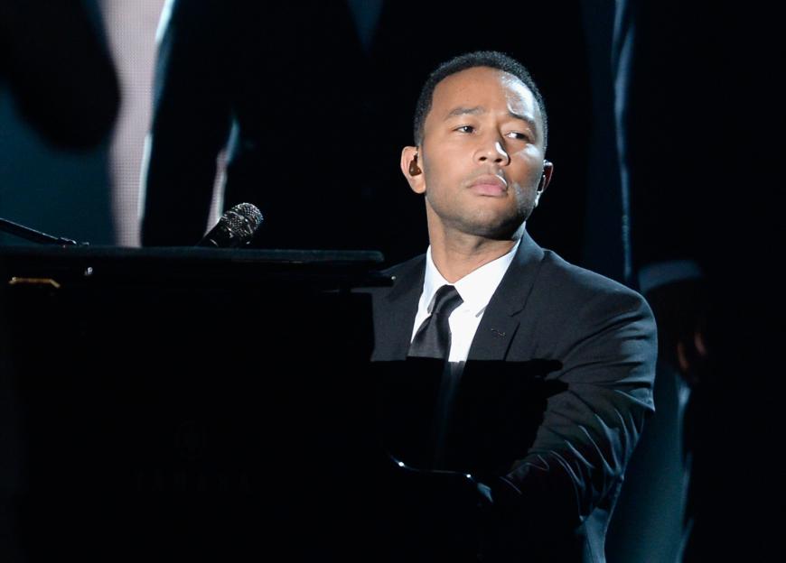 ... nachdem John Legend mit einer emotionalen Performance an die Öffentlichkeit ging ...