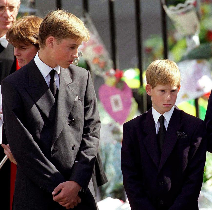 Unter anderem wurde kritisiert, dass William und Harry sich vor den Augen der Öffentlichkeit von ihrer Mutter verabschieden mussten.