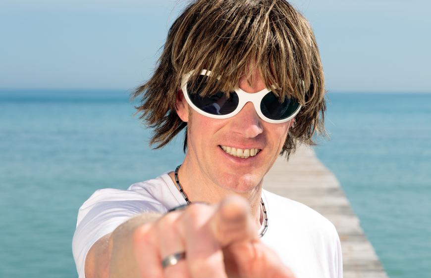 Mickie Krause mit Perücke, Sonnenbrille – und Ehering!