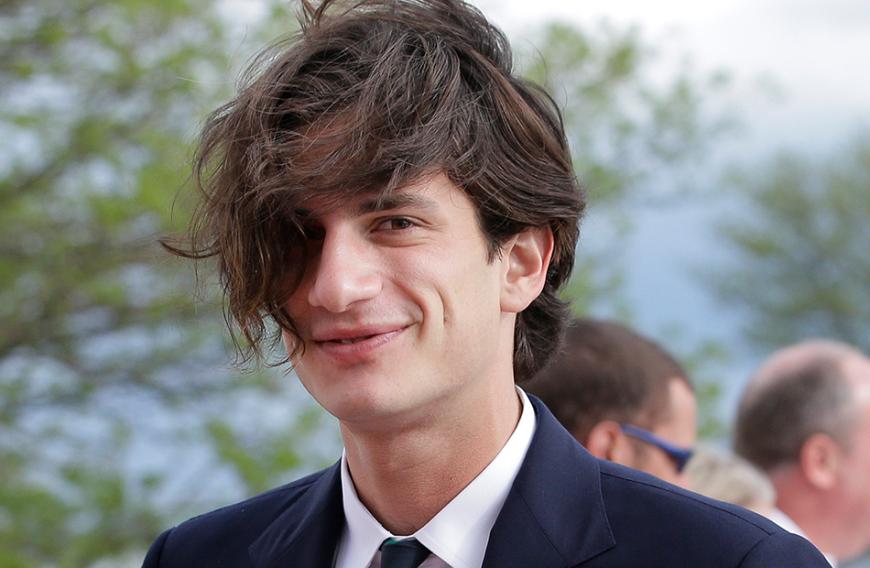Ein verschmitztes Lächeln, dunkle Locken, dazu ist er auch noch hochintelligent. Jack Schlossberg gilt als absoluter Womanizer. Plus: Jack trauen viele zu, in die Fußstapfen seines Opas John F. Kennedy treten zu können. All das macht ihn zum begehrtesten Junggesellen überhaupt.