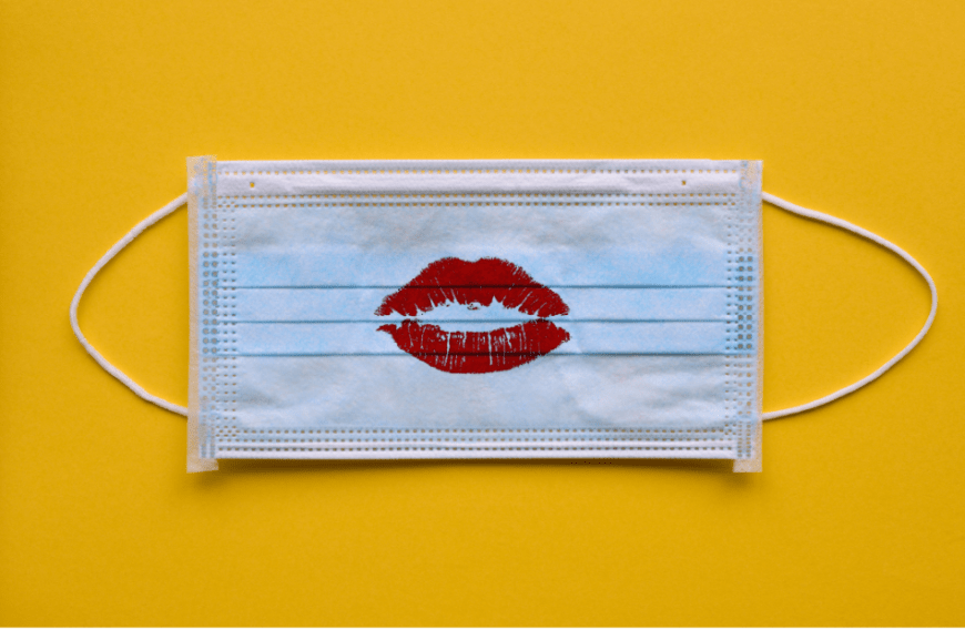 Die Maske gehört inzwischen zu unserem Alltag dazu. Damit wir nicht auf unseren Lippenstift verzichten müssen, verraten wir dir 4 geniale Tricks, wie du die Farbe länger haltbar machen kannst, sodass sie auch unterm Mund-Nasen-Schutz hält!