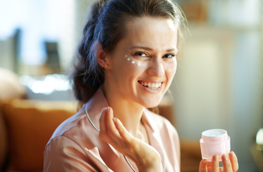 Bye, bye, Krähenfüße! Wir haben eine Augencreme entdeckt, die bei Frauen ab 40 beliebt ist.
