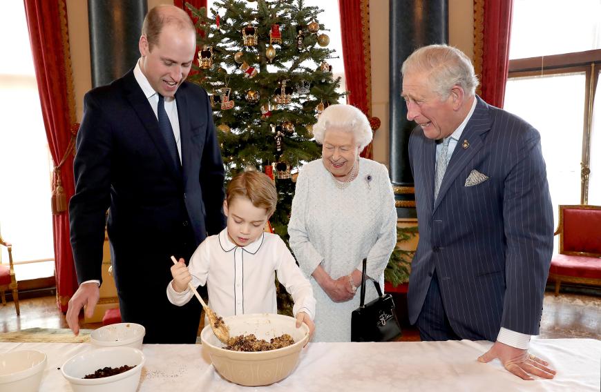 Die gemeinsame Zubereitung des Christmas Puddings mit vier Generationen (hier William, George, die Queen und Charles, v.l.) wird wohl kaum möglich sein.