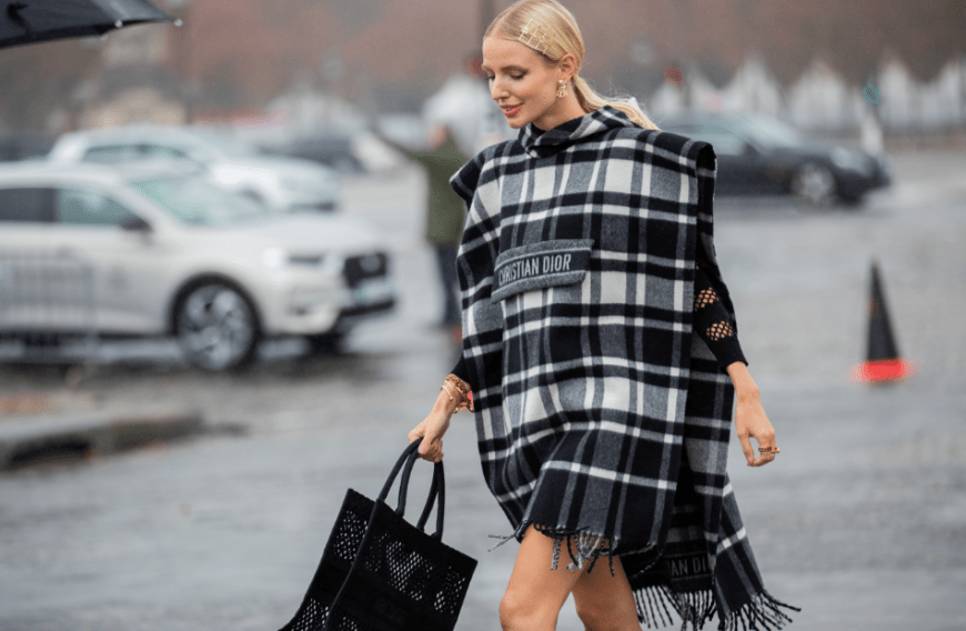Bloggerin Leonie Hanne zeigt, wie wir einen Poncho in dieser Herbst/Winter-Saison tragen.