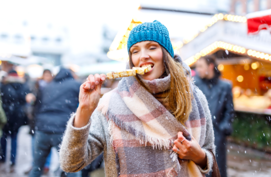 Was beim Weihnachtsmarkt-Besuch nicht fehlen darf? Leckere Snacks! Damit wir dieses Jahr nicht komplett auf die Köstlichkeiten verzichten müssen, haben wir hier geniale Rezept-Ideen ...