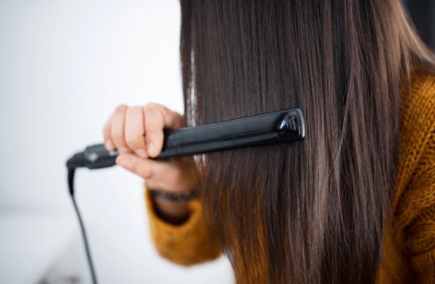 Ein Hitzeschutz ist enorm wichtig, um die Haare vor Trockenheit und Haarbruch zu schützen.