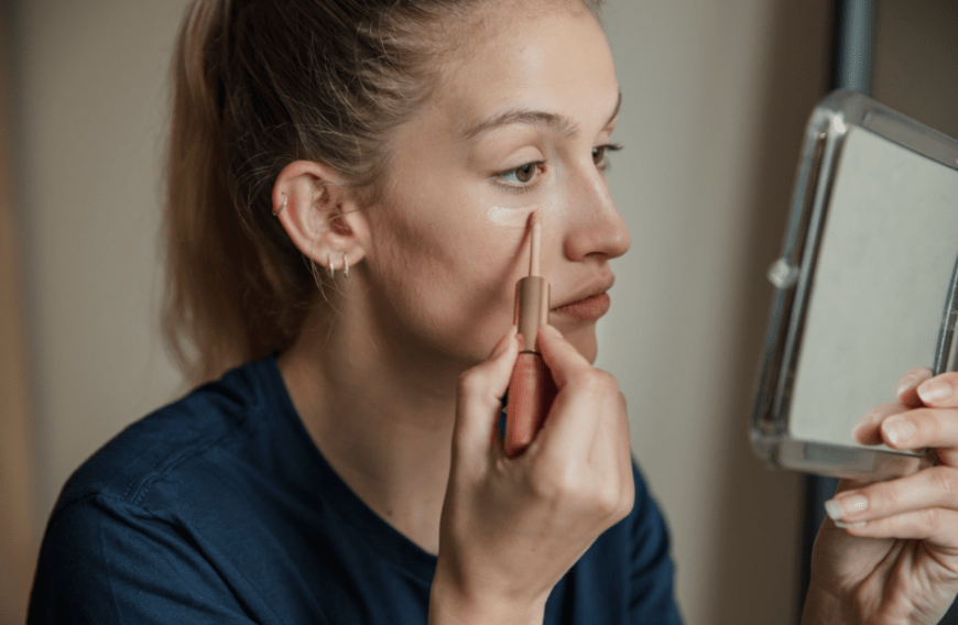 Mit einem Concealer können wir uns im Nu einen strahlenden Blick zaubern – und ein Produkt pflegt sogar noch die Haut!