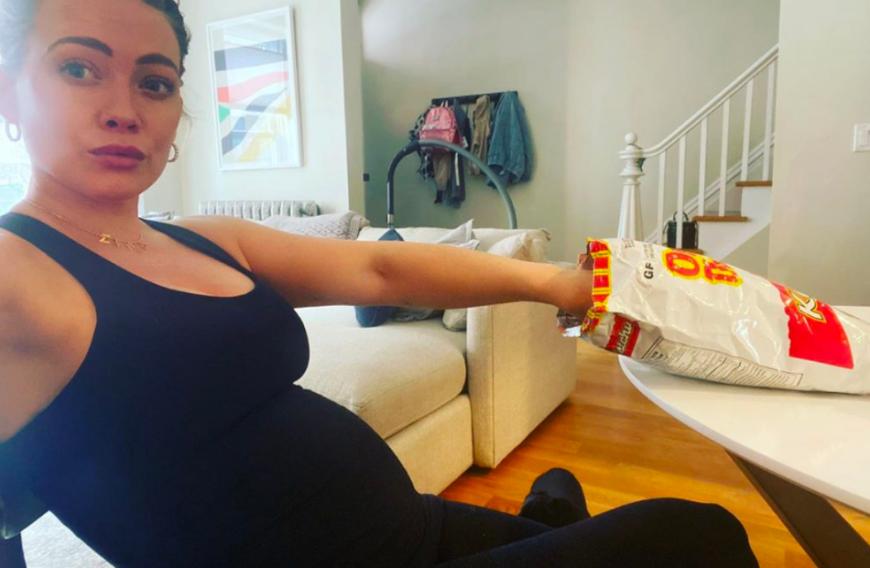 Wie schön! Im Oktober 2020 machte Hilary Duff die Nachricht öffentlich, dass sie zum dritten Mal schwanger ist. Sie und ihr zweiter Ehemann Matthew Koma erwarten erneut ein Baby. Anfang November ließ die Schauspielerin ihre Follower dann auch endlich einen Blick auf ihre süße Babykugel werfen. Ob es ein Junge oder ein Mädchen wird, verriet Hilary bislang nicht.
