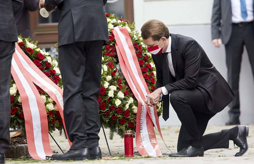 Der österreichische Bundeskanzler Sebastian Kurz bei der Kranzniederlegung für die toten am Morgen des 3. November in der Wiener Innenstadt.