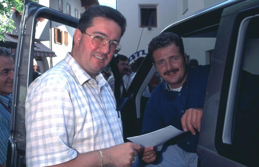 Karl Heinz Gross (links) war der Manager der Kastelruther Spatzen mit ihrem Frontmann Norbert Rier (rechts, im Wagen), die ...