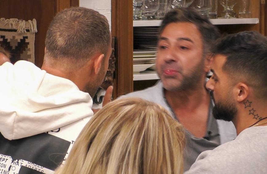 Der Ex-Bachelor gebe der Spuck-Attacke von Kubilay Özdemir eine Mitschuld daran, weil das für ihn ein einschneidendes Erlebnis im