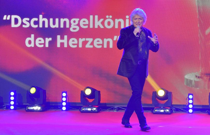... mit Bühnenauftritten.