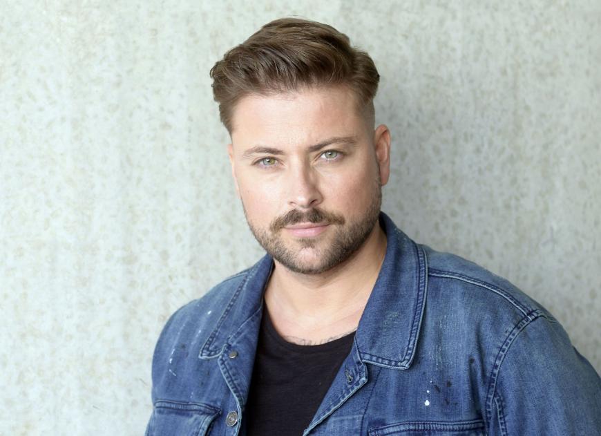 Was ihr Serien-Bruder John, gespielt von Felix von Jascheroff, wohl davon halten wird?