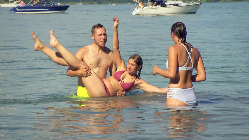 Patrick geht beim Badeausflug sowohl mit Julia (M.) ...