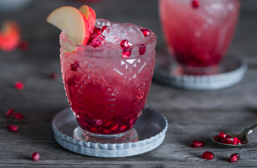 Mit einem kühlen Drink stoßen wir zu Weihanchten oder Silvester besonders gerne an. Wie wäre es denn in diesem Jahr mit einem Granatapfel Mule?