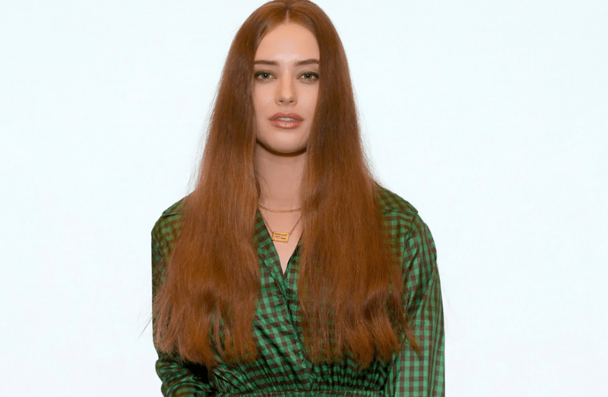 Schauspielerin Katherine Langford hat wunderschöne, lange Haare, die sie hier in einem hübschen Kastienbraun trägt. Was wohl ihr Glanz-Geheimnis ist?