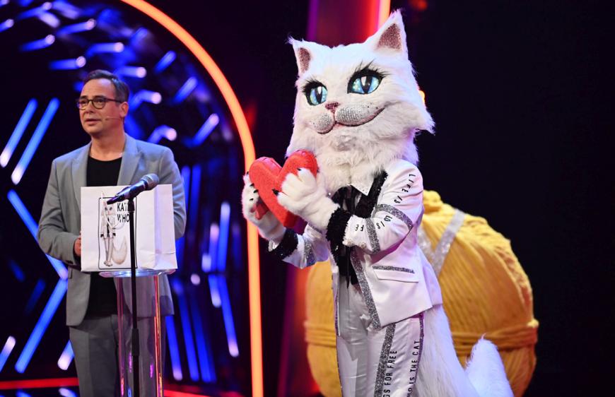 Nachdem die Schlager-Sängerin als versteckter Promi enttarnt wurde, erklärte sie in ihren ersten Worten, wie schwierig es für sie war, die Katze zu sein ...