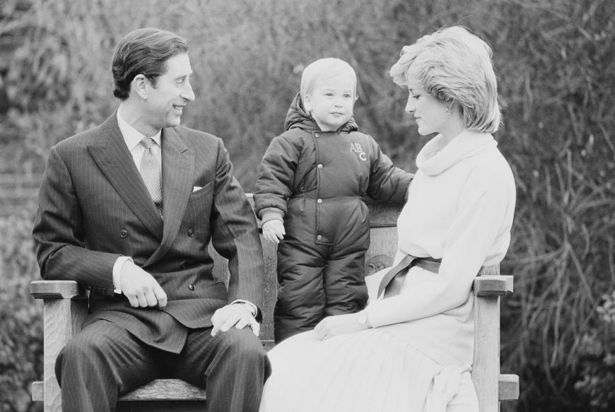 25 Jahre später kämpft Sohn William (M., hier 1983 mit seinen Eltern) für die Ehre seiner Mutter.