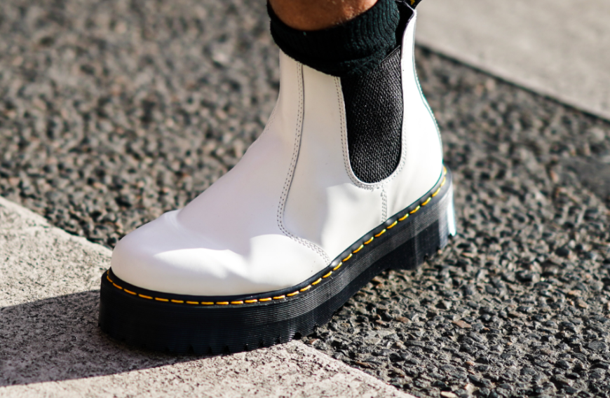 Diese weißen Chelsea Boots gehen bei Instagram durch die Decke.