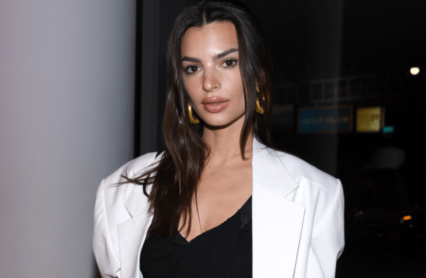 Model Emily Ratajkowski schwört auf Produkte mit Retinol und beugt so der Hautalterung vor.