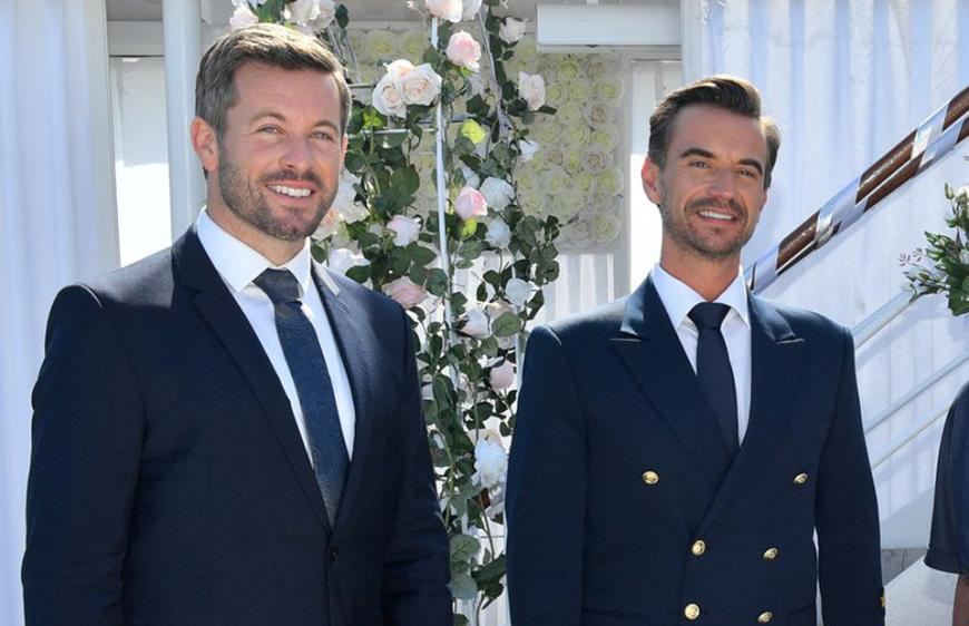 Hochzeitsplaner Tom, gespielt von Jan Hartmann, neben seinem Kapitän.