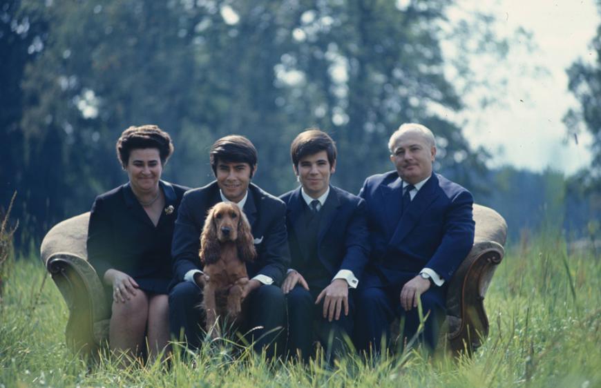 Roy Black (2.v.li.) mit seinen Eltern Georg und Elisabeth Höllerich, seinem Bruder Walter Höllerich und dem Familienhund 1969 bei München.
