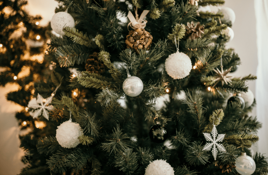 Mit der richtigen Deko wird der Weihnachtsbaum zum Hingucker ...