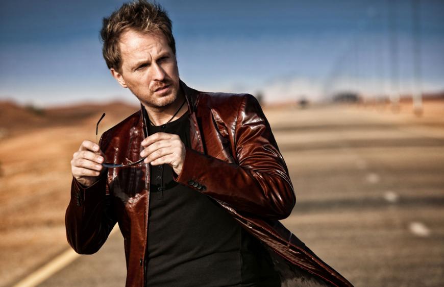Jörg Bausch
Jörg Bausch ist die Stimme des Ruhrgebiets. Von dort kommen viele seiner Fans, dort schreibt, singt und produziert der Selfmade-Man seine Popschlager-Hits, die auch in den übrigen Teilen Deutschlands viel öfter gehört werden sollten, wie etwa seine Hymnen