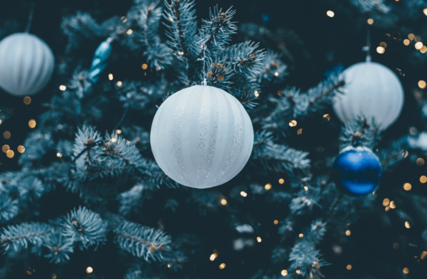 Mit den richtigen Weihnachtskugeln wird dein Tannenbaum zum echten Eyecatcher.