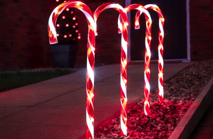 Mit den ″LED-Zuckerstangen″ von Festive Lights kannst du deine Auffahrt in einen echten Weihnachtstraum verwandeln.