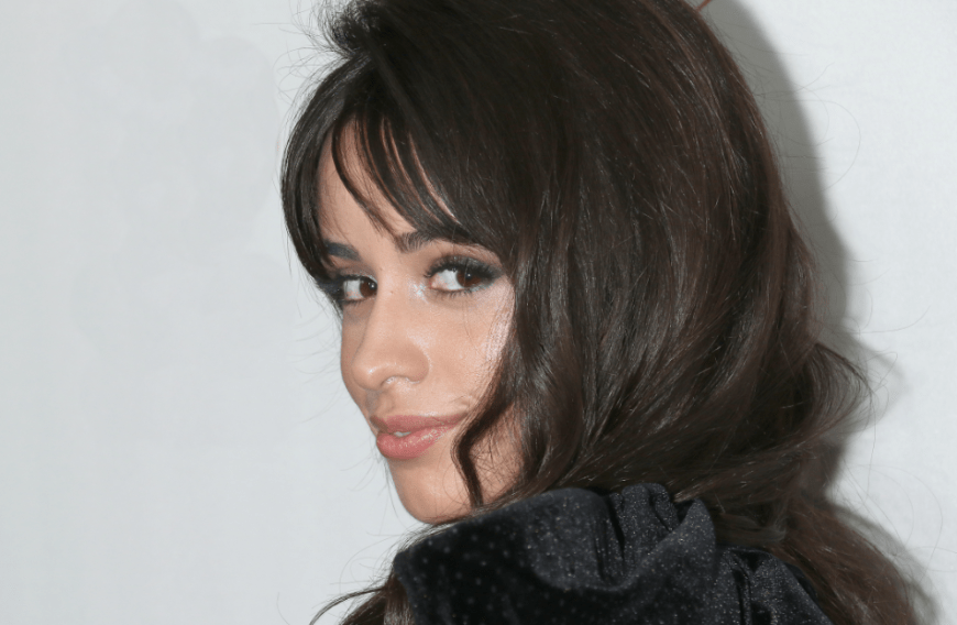 Sängerin Camila Cabello ist Fan der gehypten Mascara, die du im Rahmen des Cyber Mondays satte 47 Prozent günstiger bekommst ...