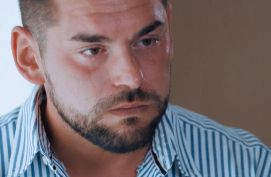 Der fühlt sich sichtlich vor den Kopf gestoßen und bricht im anschließenden Interview in Tränen aus.